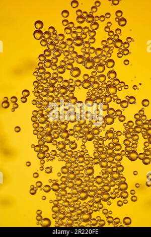 Gros plan sur la texture de fond de la bière lager avec des bulles Banque D'Images