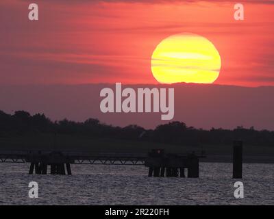 Sheerness, Kent, Royaume-Uni. 16th mai 2023. Météo au Royaume-Uni : coucher de soleil à Sheerness, Kent. Crédit : James Bell/Alay Live News Banque D'Images