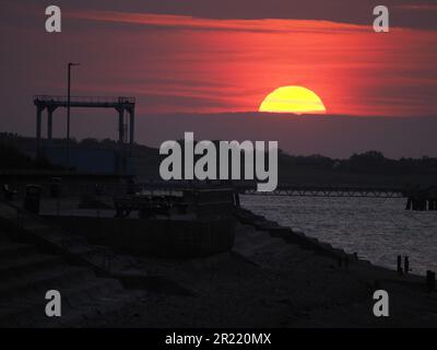 Sheerness, Kent, Royaume-Uni. 16th mai 2023. Météo au Royaume-Uni : coucher de soleil à Sheerness, Kent. Crédit : James Bell/Alay Live News Banque D'Images