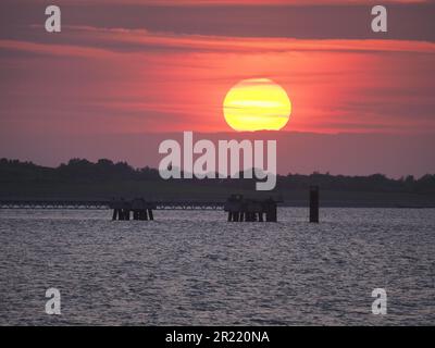 Sheerness, Kent, Royaume-Uni. 16th mai 2023. Météo au Royaume-Uni : coucher de soleil à Sheerness, Kent. Crédit : James Bell/Alay Live News Banque D'Images