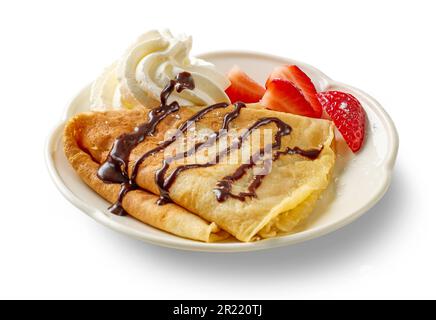 crêpe fraîchement cuite avec fraises et crème fouettée isolée sur fond blanc Banque D'Images