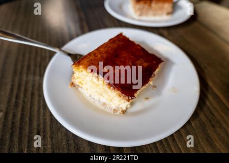 Trilece, ou gâteau de trois sangsues, sur l'assiette. C'est un plat sucré appelé gâteau à trois laits, originaire des Balkans, en particulier de l'Albanie. Banque D'Images