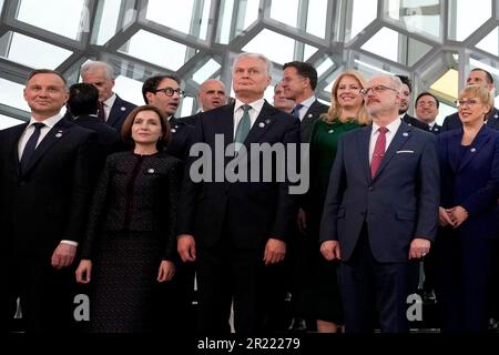 (De gauche à droite) le Président de la Pologne Andrej Duda, le Président de la Moldova Maia Sandu, le Président de la Lituanie Gitanas Nauseda et le Président de la Lettonie Egils Levits posent lors d'une photo de groupe à l'ouverture du sommet du Conseil de l'Europe à Reykjavik, en Islande. Date de la photo: Mardi 16 mai 2023. Banque D'Images