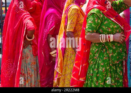 Vue partielle de beaucoup de femmes indiennes dans les saris dans diverses couleurs et bracelets Banque D'Images