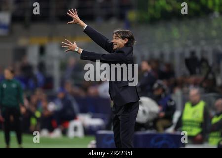 Mailand, Italie. 16th mai 2023. Football: Ligue des Champions, Inter Milan - AC Milan, tour de knock-out, demi-finales, deuxièmes jambes, Stadio Giuseppe Meazza.Coach Simone Inzaghi de Inter Milan gestes sur le banc de touche. Credit: Oliver Weiken/dpa/Alay Live News Banque D'Images