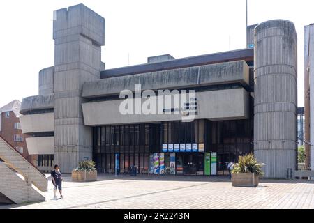 Portsmouth Central Library, Guildhall Square, Portsmouth, Hampshire, Angleterre, Royaume-Uni Banque D'Images