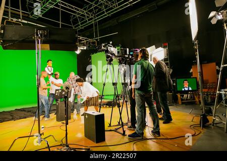 Les coulisses d'un studio de télévision filmant un spectacle avec une équipe de caméras Banque D'Images