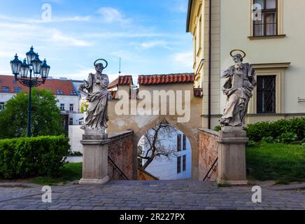 Brno, République Tchèque - Mai 2023: Musée diocésain avec statues des Saints Pierre et Paul - Brno, République Tchèque Banque D'Images