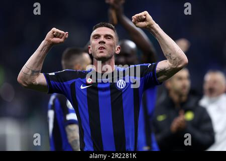 Milan, Italie. 16th mai 2023. Robin Gosens du FC Internazionale célèbre après avoir remporté la demi-finale de l'UEFA Champions League deuxième match entre le FC Internazionale et l'AC Milan au Stadio Giuseppe Meazza sur 16 mai 2023 à Milan Italie . Credit: Marco Canoniero / Alamy Live News Banque D'Images