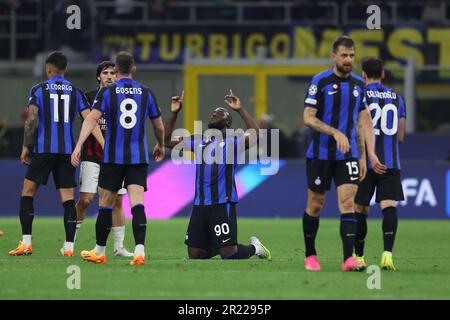 Mailand, Italie. 16th mai 2023. Football: Ligue des Champions, Inter Milan - AC Milan, tour de knock-out, demi-finales, deuxièmes jambes, Stadio Giuseppe Meazza. Le Romelu Lukaku de l'Inter Milan célèbre la fin de la finale. Credit: Oliver Weiken/dpa/Alay Live News Banque D'Images