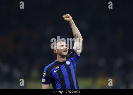 Mailand, Italie. 16th mai 2023. Football: Ligue des Champions, Inter Milan - AC Milan, tour de knock-out, demi-finales, deuxièmes jambes, Stadio Giuseppe Meazza. Robin Gosens, de l'Inter Milan, célèbre la victoire de son équipe. Credit: Oliver Weiken/dpa/Alay Live News Banque D'Images