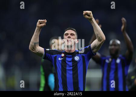 Mailand, Italie. 16th mai 2023. Football: Ligue des Champions, Inter Milan - AC Milan, tour de knock-out, demi-finales, deuxièmes jambes, Stadio Giuseppe Meazza. Robin Gosens, de l'Inter Milan, célèbre la victoire de son équipe. Credit: Oliver Weiken/dpa/Alay Live News Banque D'Images