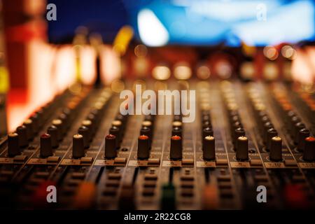 Mélangeur audio Old School avec curseurs et boutons en métal Banque D'Images