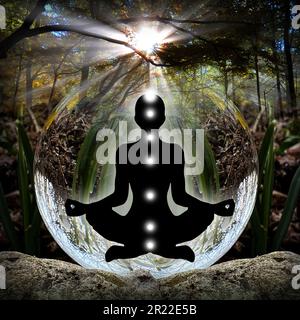 Silhouette humaine dans le yoga, pose de lotus (corps d'énergie humaine, aura) devant le Lensball (boule de cristal) Banque D'Images