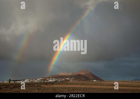 Double arc-en-ciel sur Soo et Caldera Trasera, îles Canaries, Lanzarote Banque D'Images