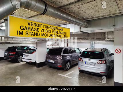 Panneau d'avertissement dans un parking souterrain, danger d'intoxication, Allemagne, Thueringen, Erfurt Banque D'Images