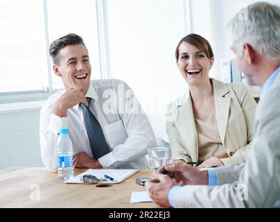 Apporter la positivité à la réunion. personnes en voyage d'affaires lors d'une réunion d'affaires. Banque D'Images