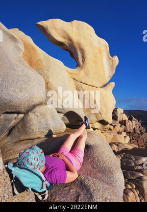 siesta sur le sentier le long de la mer, France, Corse, Campomoro Banque D'Images