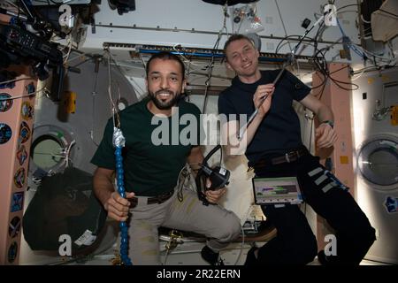 Atmosphère terrestre. 10th mai 2023. Expedition 69 les ingénieurs de vol Sultan Alneyadi des Émirats arabes Unis et Woody Hoburg de la NASA sont illustrés montrant les outils qu'ils ont utilisés pour ouvrir avec succès une trappe sur le côté spatial du module Unity. Credit: NASA/ZUMA Press Wire Service/ZUMAPRESS.com/Alamy Live News Banque D'Images