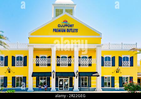 Les clients sont assis à l'extérieur des magasins d'usine de Gulfport, 13 mai 2023, à Gulfport, Mississippi. Gulfport Premium Outlets a ouvert ses portes en 1995. Banque D'Images