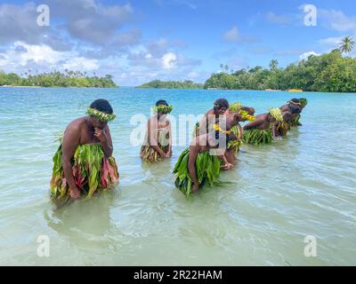 Au Vanuatu, les danseurs d'eau font référence à une forme traditionnelle de danse et de représentation qui se déroule dans ou près des plans d'eau, comme les rivières, les lacs ou l'océan. Cette expression culturelle unique illustre la grâce, l'agilité et le récit des artistes qui se déplacent en synchronisation avec le rythme de l'eau. Les danseurs d'eau manipulent habilement leur corps, créant des mouvements fluides qui imitent le flux et l'énergie de l'eau environnante. Ils portent souvent des costumes et des ornements éclatants, ajoutant de la splendeur visuelle à leurs performances captivantes. Banque D'Images