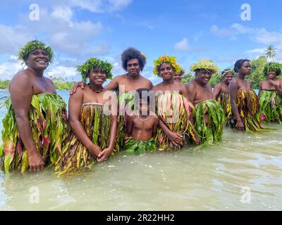 Au Vanuatu, les danseurs d'eau font référence à une forme traditionnelle de danse et de représentation qui se déroule dans ou près des plans d'eau, comme les rivières, les lacs ou l'océan. Cette expression culturelle unique illustre la grâce, l'agilité et le récit des artistes qui se déplacent en synchronisation avec le rythme de l'eau. Les danseurs d'eau manipulent habilement leur corps, créant des mouvements fluides qui imitent le flux et l'énergie de l'eau environnante. Ils portent souvent des costumes et des ornements éclatants, ajoutant de la splendeur visuelle à leurs performances captivantes. Banque D'Images