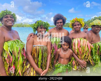 Au Vanuatu, les danseurs d'eau font référence à une forme traditionnelle de danse et de représentation qui se déroule dans ou près des plans d'eau, comme les rivières, les lacs ou l'océan. Cette expression culturelle unique illustre la grâce, l'agilité et le récit des artistes qui se déplacent en synchronisation avec le rythme de l'eau. Les danseurs d'eau manipulent habilement leur corps, créant des mouvements fluides qui imitent le flux et l'énergie de l'eau environnante. Ils portent souvent des costumes et des ornements éclatants, ajoutant de la splendeur visuelle à leurs performances captivantes. Banque D'Images