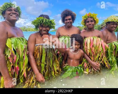 Au Vanuatu, les danseurs d'eau font référence à une forme traditionnelle de danse et de représentation qui se déroule dans ou près des plans d'eau, comme les rivières, les lacs ou l'océan. Cette expression culturelle unique illustre la grâce, l'agilité et le récit des artistes qui se déplacent en synchronisation avec le rythme de l'eau. Les danseurs d'eau manipulent habilement leur corps, créant des mouvements fluides qui imitent le flux et l'énergie de l'eau environnante. Ils portent souvent des costumes et des ornements éclatants, ajoutant de la splendeur visuelle à leurs performances captivantes. Banque D'Images