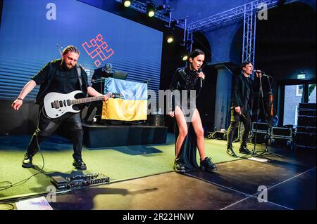 Breda, pays-Bas, 15/05/2023, le groupe ukrainien GO A a joué des performances pour les étudiants ukrainiens pendant la nuit appelée 'se porter mutuellement'. Le groupe ukrainien GO A a joué exclusivement pour les étudiants ukrainiens à l'Université des sciences appliquées de Breda. Le groupe voulait réunir les étudiants ukrainiens pendant la nuit pour se soutenir. Au cours de l'événement, il y a eu une collecte volontaire de fonds pour le soutien de l'Ukraine, tous donnés à la Fondation "les voiles de la liberté" aux pays-Bas. La performance caritative a été possible avec l'appui du recteur de l'Université Breda d'Applie Banque D'Images