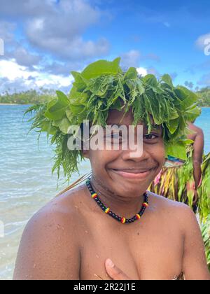 Au Vanuatu, les danseurs d'eau font référence à une forme traditionnelle de danse et de représentation qui se déroule dans ou près des plans d'eau, comme les rivières, les lacs ou l'océan. Cette expression culturelle unique illustre la grâce, l'agilité et le récit des artistes qui se déplacent en synchronisation avec le rythme de l'eau. Les danseurs d'eau manipulent habilement leur corps, créant des mouvements fluides qui imitent le flux et l'énergie de l'eau environnante. Ils portent souvent des costumes et des ornements éclatants, ajoutant de la splendeur visuelle à leurs performances captivantes. Banque D'Images