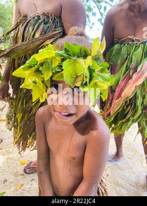 Au Vanuatu, les danseurs d'eau font référence à une forme traditionnelle de danse et de représentation qui se déroule dans ou près des plans d'eau, comme les rivières, les lacs ou l'océan. Cette expression culturelle unique illustre la grâce, l'agilité et le récit des artistes qui se déplacent en synchronisation avec le rythme de l'eau. Les danseurs d'eau manipulent habilement leur corps, créant des mouvements fluides qui imitent le flux et l'énergie de l'eau environnante. Ils portent souvent des costumes et des ornements éclatants, ajoutant de la splendeur visuelle à leurs performances captivantes. Banque D'Images