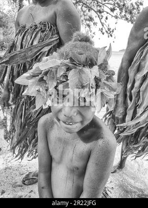 Au Vanuatu, les danseurs d'eau font référence à une forme traditionnelle de danse et de représentation qui se déroule dans ou près des plans d'eau, comme les rivières, les lacs ou l'océan. Cette expression culturelle unique illustre la grâce, l'agilité et le récit des artistes qui se déplacent en synchronisation avec le rythme de l'eau. Les danseurs d'eau manipulent habilement leur corps, créant des mouvements fluides qui imitent le flux et l'énergie de l'eau environnante. Ils portent souvent des costumes et des ornements éclatants, ajoutant de la splendeur visuelle à leurs performances captivantes. Banque D'Images