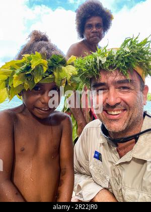 Au Vanuatu, les danseurs d'eau font référence à une forme traditionnelle de danse et de représentation qui se déroule dans ou près des plans d'eau, comme les rivières, les lacs ou l'océan. Cette expression culturelle unique illustre la grâce, l'agilité et le récit des artistes qui se déplacent en synchronisation avec le rythme de l'eau. Les danseurs d'eau manipulent habilement leur corps, créant des mouvements fluides qui imitent le flux et l'énergie de l'eau environnante. Ils portent souvent des costumes et des ornements éclatants, ajoutant de la splendeur visuelle à leurs performances captivantes. Banque D'Images