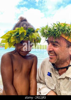 Au Vanuatu, les danseurs d'eau font référence à une forme traditionnelle de danse et de représentation qui se déroule dans ou près des plans d'eau, comme les rivières, les lacs ou l'océan. Cette expression culturelle unique illustre la grâce, l'agilité et le récit des artistes qui se déplacent en synchronisation avec le rythme de l'eau. Les danseurs d'eau manipulent habilement leur corps, créant des mouvements fluides qui imitent le flux et l'énergie de l'eau environnante. Ils portent souvent des costumes et des ornements éclatants, ajoutant de la splendeur visuelle à leurs performances captivantes. Banque D'Images