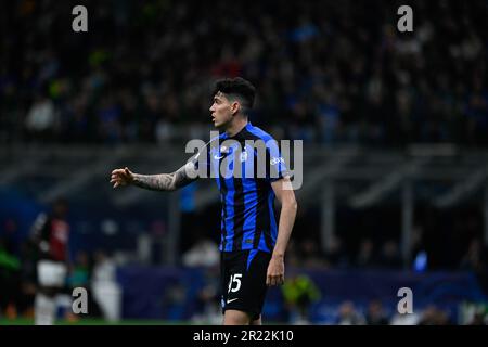 Milan, Italie, 16 mai 2023, Alessandro Bastoni lors de la demi-finale de la Ligue des champions de l'UEFA, deuxième match entre l'Inter FC Internazionale et l'AC Milan, sur 16 mai 2023, au stade Giuseppe Meazza   San Siro Siro Siro de Milan, Italie. Photo Tiziano Ballabio Banque D'Images