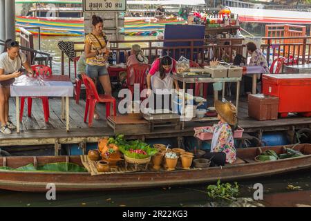 BANGKOK, THAÏLANDE - 14 DÉCEMBRE 2019 : vue du marché flottant de Taling Chan à Bangkok, Thaïlande Banque D'Images