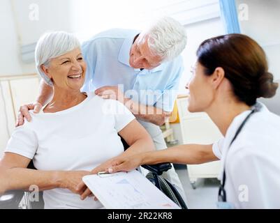 On lui a donné une bonne santé. un couple senior reçoit de bonnes nouvelles de leur médecin. Banque D'Images