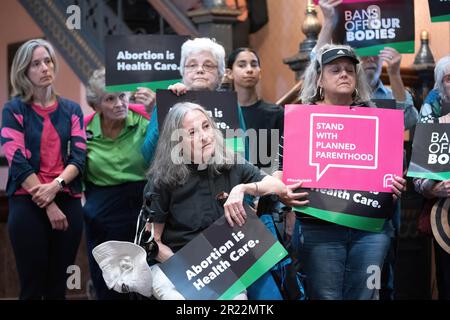 Columbia, États-Unis. 16th mai 2023. Les manifestants se rassemblent avec des pancartes et des panneaux dans le hall de l'Statehouse de Caroline du Sud où le gouvernement. Henry McMaster a rappelé la Chambre des représentants et mardi a été consacré au débat sur une version modifiée de l'article 474, le projet de loi du Sénat sur l'interdiction de l'avortement de 6 semaines. (Photo de Sean Rayford/SOPA Images/Sipa USA) crédit: SIPA USA/Alay Live News Banque D'Images