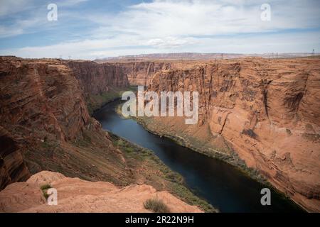 Rivière Powell Lake qui traverse un canyon rocheux en Arizona Banque D'Images