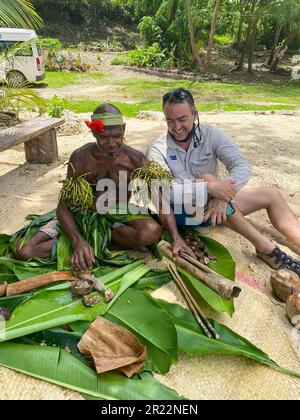 Le kava est une boisson traditionnelle et culturellement importante au Vanuatu. Il est fabriqué à partir des racines de la plante kava, connue scientifiquement sous le nom de Piper methysticum. Les racines sont mouillées dans une fine poudre, qui est ensuite mélangée avec de l'eau pour créer une boisson boueuse et terreuse. Le kava est consommé depuis des siècles au Vanuatu et est profondément lié aux aspects sociaux, cérémoniels et médicinaux de la culture locale. Il est souvent partagé entre les amis et la famille lors de rassemblements ou de cérémonies formelles, favorisant la relaxation, le lien social et un sentiment de communauté. Le kava est connu pour ses propriétés apaisantes, prov Banque D'Images