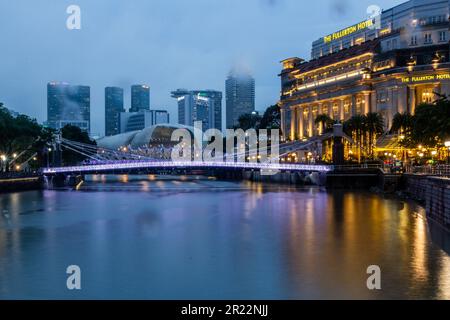 SINGAPOUR, SINGAPOUR - 17 DÉCEMBRE 2019 : vue en soirée de la rivière Singapour avec le pont Cavenagh. Banque D'Images