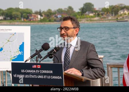 Detroit, Michigan, États-Unis. 16th mai 2023. Les États-Unis et le Canada ont annoncé des plans pour un corridor binational de véhicules électriques, avec des stations de charge rapide DC tous les 50 milles de Kalamazoo, Michigan à Québec, Québec. Le ministre canadien des Transports, Omar Alghabra et les États-Unis, ont fait l'annonce à un quai sur la rivière Detroit (le Canada de l'autre côté de la rivière) Pete Buttigieg, secrétaire des transports (non représenté). Crédit : Jim West/Alay Live News Banque D'Images