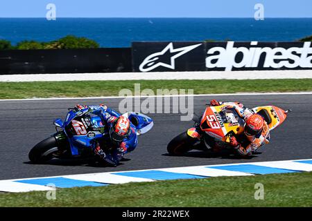 Phillip Island, Australie, 16 octobre 2022. Alex Rins d'Espagne sur l'écurie Suzuki Ecstar Suzuki dirige Marc Marquez d'Espagne sur l'écurie Repsol Honda lors du MotoGP australien 2022 sur le circuit de Phillip Island à 16 octobre 2022, sur l'île Phillip, en Australie. Crédit : Nigel Owen/Speed Media/Alay Live News Banque D'Images