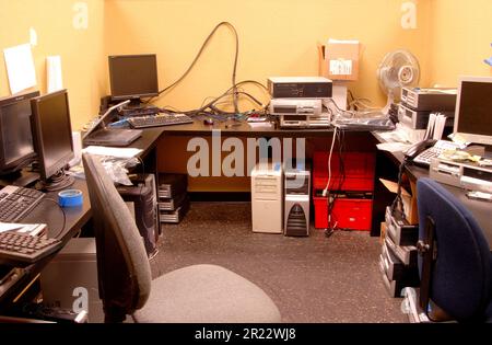 Ordinateur assez désordonné et salle de réparation de PC Banque D'Images