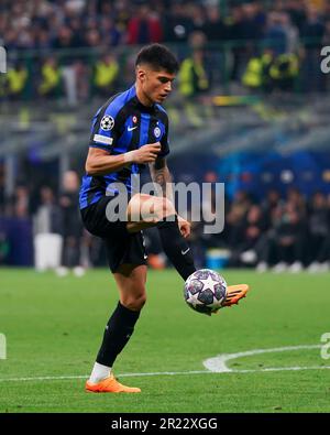 Milan, Italie. 16th mai 2023. Milan, Italie, 16 mai 2023: Joaquin Correa (11 Inter) contrôle le ballon lors du match de football semi-fin de la Ligue des champions de l'UEFA entre l'Inter et Milan au Stadio San Siro à Milan, Italie. (Daniela Porcelli/SPP) crédit: SPP Sport presse photo. /Alamy Live News Banque D'Images