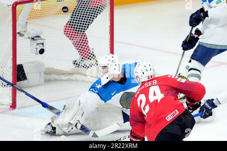 Riga, Lettonie. 16th mai 2023. Tobias Geisser (R) de Suisse a obtenu des scores lors du match du groupe B entre le Kazakhstan et la Suisse au Championnat du monde de hockey sur glace 2023 de l'IIHF à Riga, Lettonie, 16 mai 2023. Crédit: Edijs Palens/Xinhua/Alamy Live News Banque D'Images