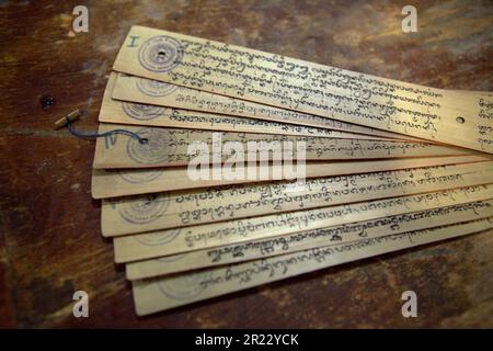 Anciens manuscrits de feuilles de palmier balinais; photographiés pendant un festival d'art au centre d'art Denpasar à Denpasar, Bali, Indonésie. Banque D'Images