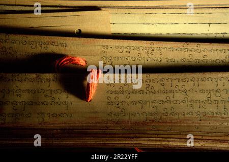 Manuscrits balinais de feuilles de palmier à la maison de I Wayan EDI Wistara, un praticien, à Karangasem, Bali, Indonésie. I Wayan EDI Wistara recopying vieux textes balinais sur les feuilles de palmier comme un effort pour préserver l'ancienne tradition. Le script balinais est considéré comme l'un des scripts complexes de l'Asie du Sud-est, a écrit une équipe de scientifiques dirigée par Made Windu Antara Kesiman (Laboratoire informatique d'interaction d'image, Université de la Rochelle), lors de la Conférence internationale sur les frontières en reconnaissance de l'écriture manuscrite 2016 à Shenzhen, en Chine, en 15th. Banque D'Images