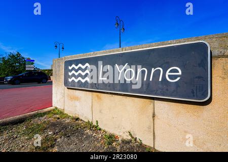 Panneau noir annonçant le passage de l'Yonne dans la ville de Montereau Fault Yonne en Seine et Marne, France Banque D'Images