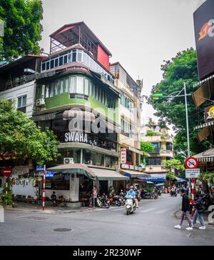 Hanoï, Vietnam, 15 novembre 2022 : scène de steet occupée dans le quartier français de Hanoï. Banque D'Images